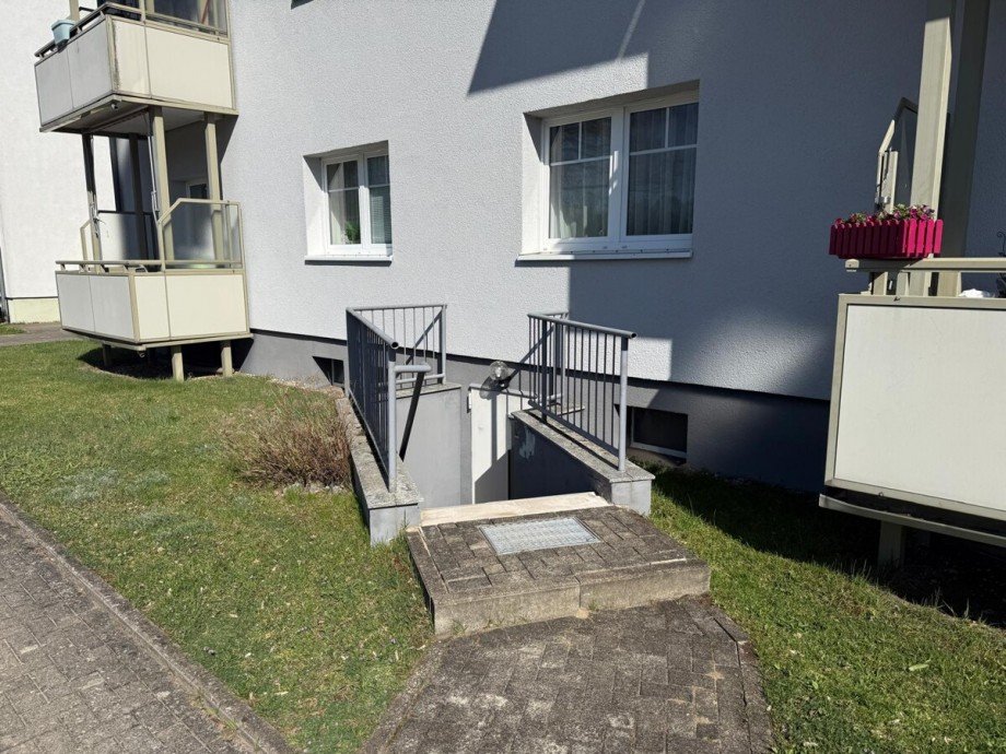 Zugang Keller Mehrfamilienhaus Neustrelitz