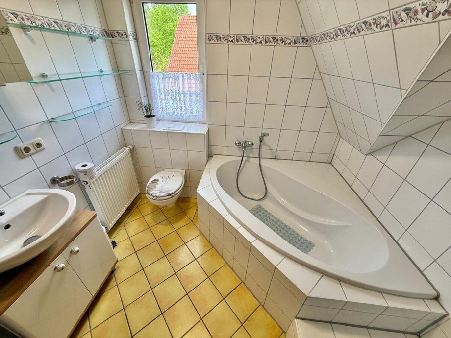 Badezimmer mit Badewanne und... Reihenmittelhaus Wesenberg