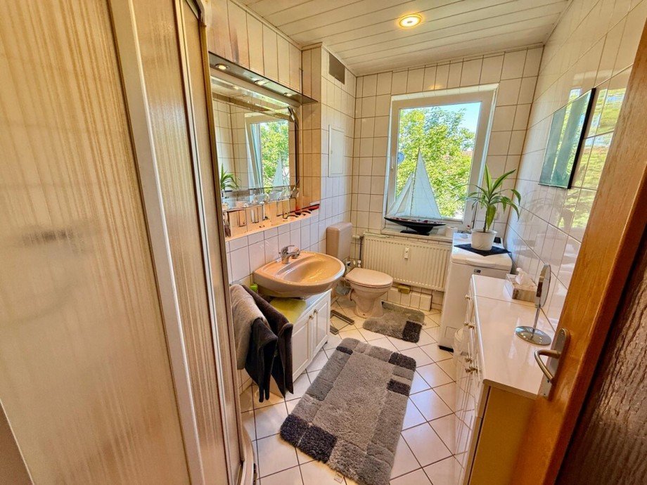 Badezimmer mit Dusche Dachgeschosswohnung Neubrandenburg