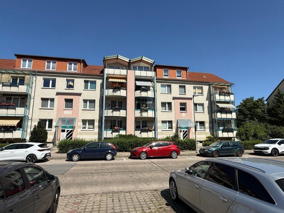 Stra�enansicht Erdgeschosswohnung Neubrandenburg