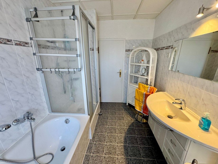 Bad mit Wanne und Dusche Reihenmittelhaus Neustrelitz