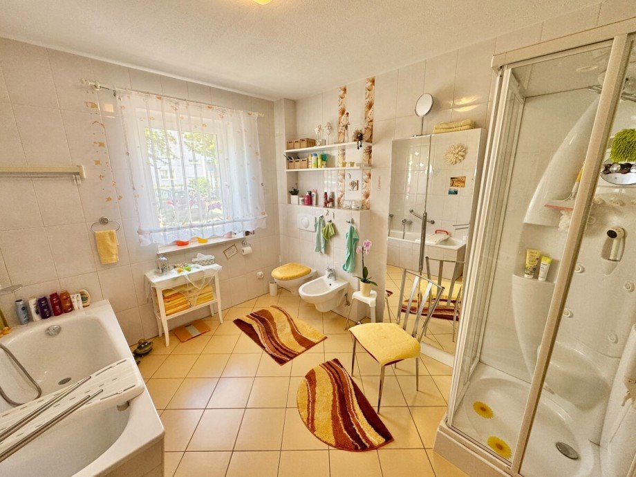 Bad mit Wanne und Dusche Einfamilienhaus Strasburg