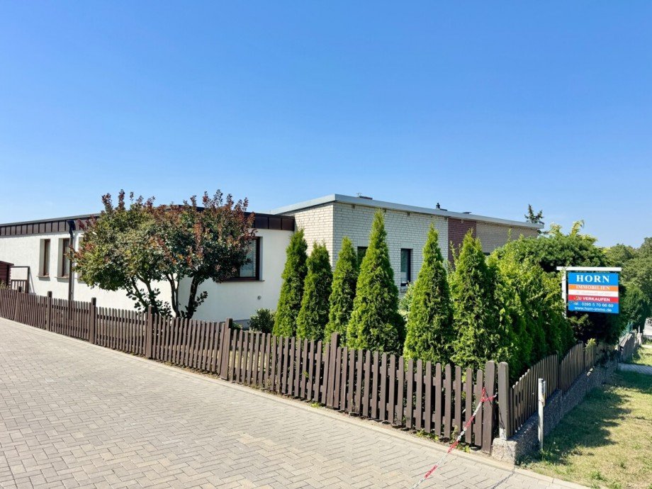 Stra�enansicht Zweifamilienhaus Neubrandenburg
