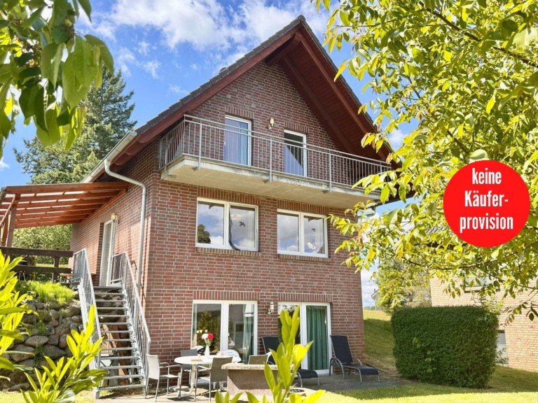 Hausansicht R�bel/M�ritz Ferienhaus HORN IMMOBILIEN gro�es Ferienhaus in R�bel an der M�ritz, zwei Terrassen, Balkon, zwei Einbauk�chen