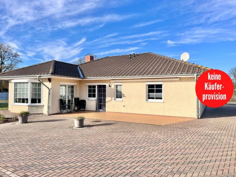 Hausansicht Haus 1 Terrassenseite Boldekow Einfamilienhaus HORN IMMOBILIEN ++ VERKAUFT! 60 km zur Ostsee Einfamilienhaus im Bungalowstil, Kamin und Garagen
