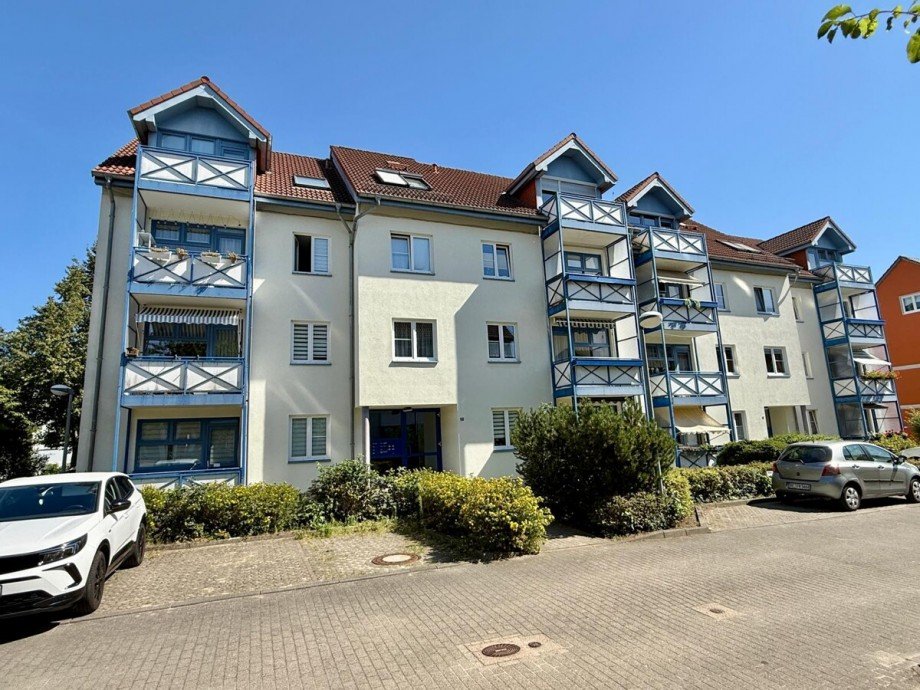 Stra�enansicht Erdgeschosswohnung Neubrandenburg