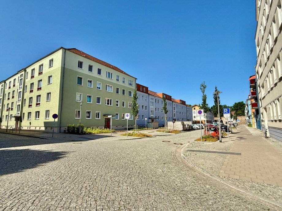 Stra�enansicht Etagenwohnung Neubrandenburg