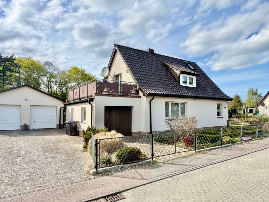 Hausansicht mit Doppelgarage Einfamilienhaus Werder OT Wodarg