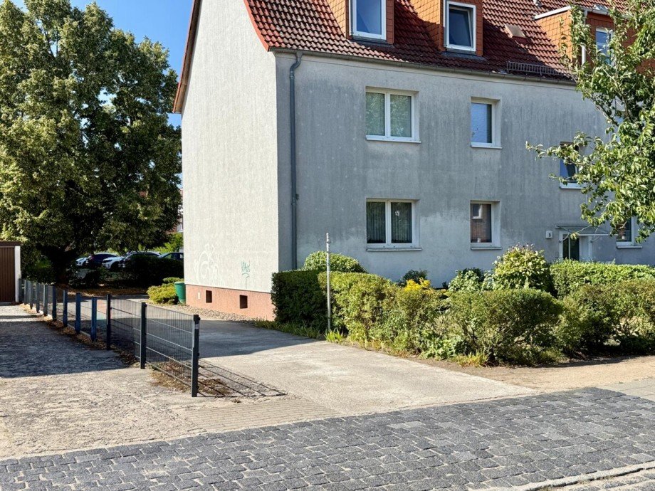 Einfahrt Grundst�ck Etagenwohnung Neubrandenburg