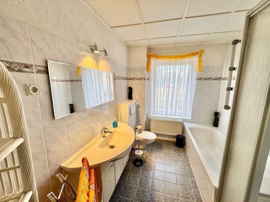 Bad mit Wanne und Dusche Reihenmittelhaus Neustrelitz