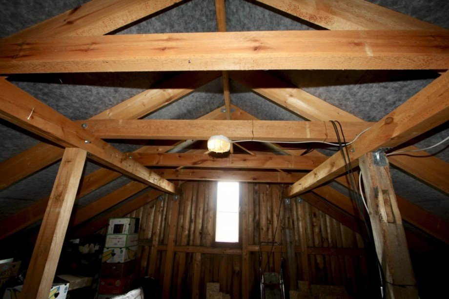 Detail Dachboden, neuer Dachstuhl Einfamilienhaus Viereck