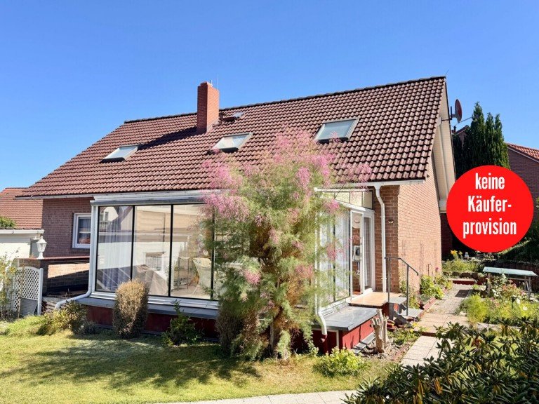 Hausansicht Gartenseite Burg Stargard Haus HORN IMMOBILIEN + Burg Stargard Einfamilienhaus mit Einliegerwohnung + separate gewerblichen Einheit