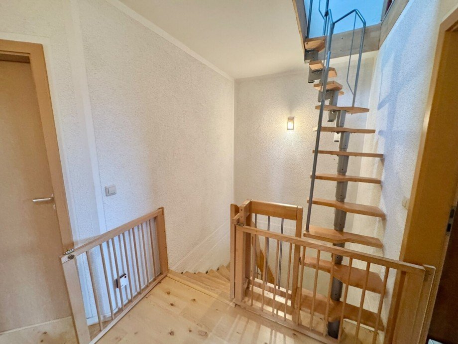 Flur Dachgeschoss Treppe zum ausgebauten Spitzboden Doppelhaush�lfte Neubrandenburg