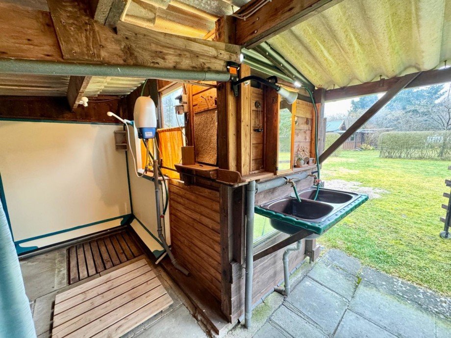 Au�endusche im Nebengeb�ude Ferienhaus Wokuhl-Dabelow / Carolinenhof