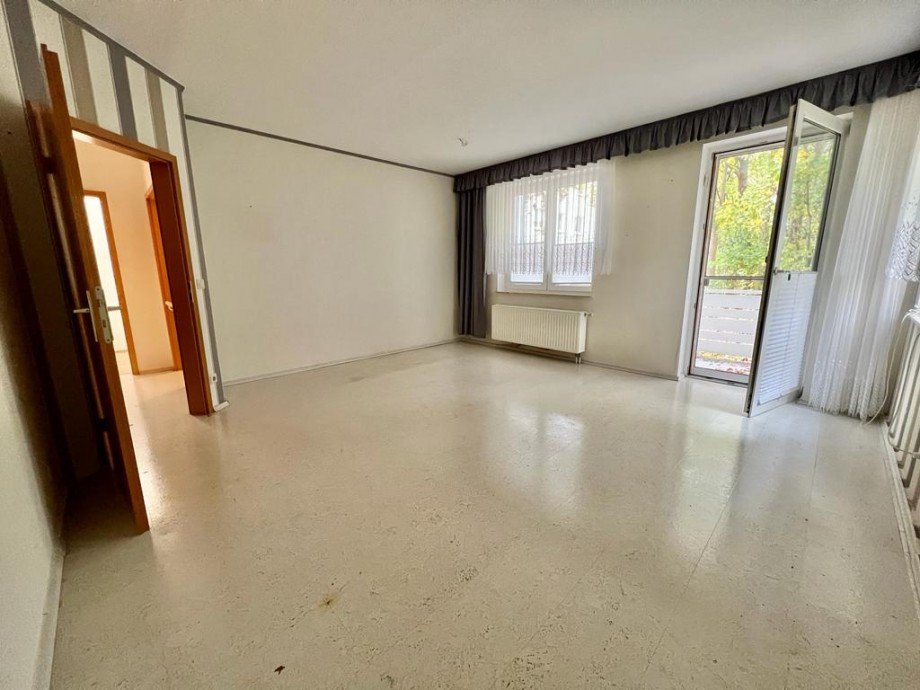 Wohnzimmer mit Balkon Erdgeschosswohnung Neubrandenburg
