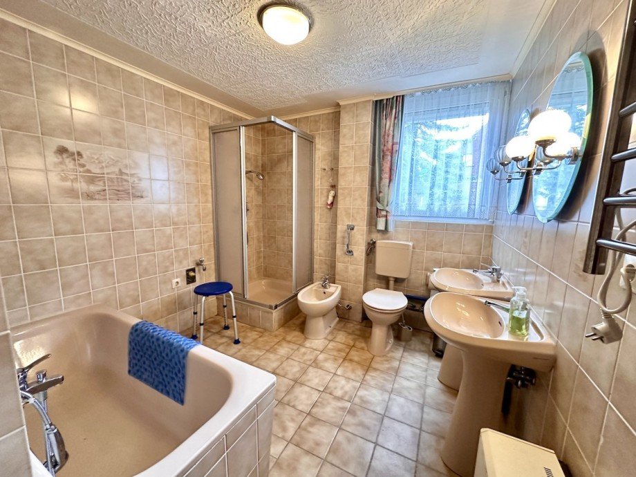 Bad mit Dusche und Badewanne Doppelhaush�lfte Viereck