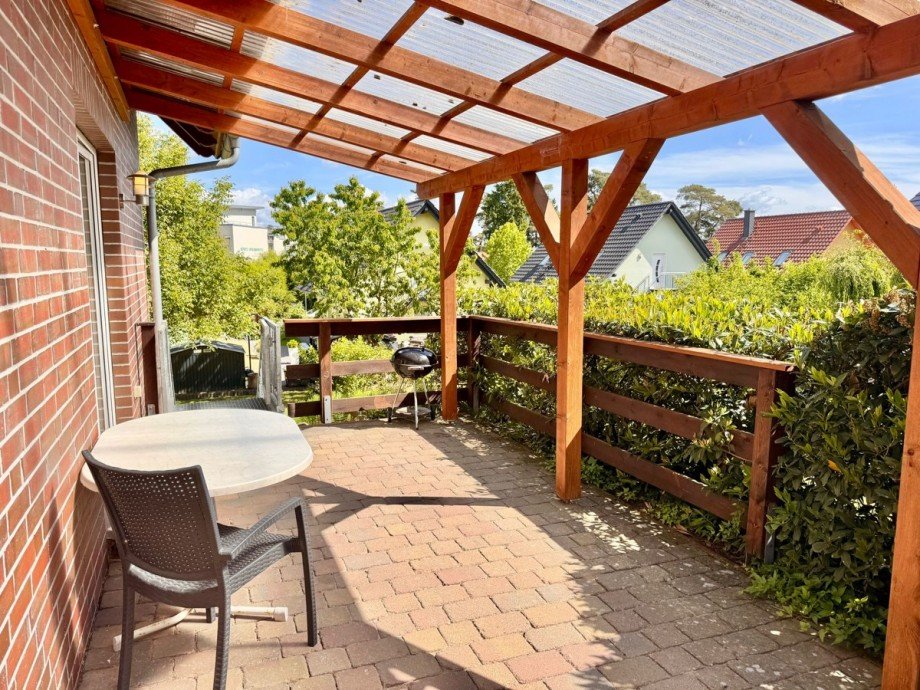 �berdachte Terrasse am Wohnzimmer Erdgeschoss Ferienhaus R�bel/M�ritz