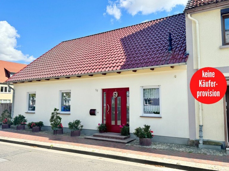 Hausansicht Stra�enseite Strasburg Einfamilienhaus HORN IMMOBILIEN ++ Tolles Haus im Zentrum von Strasburg (Uckermark), ebenerdig und altersgerecht