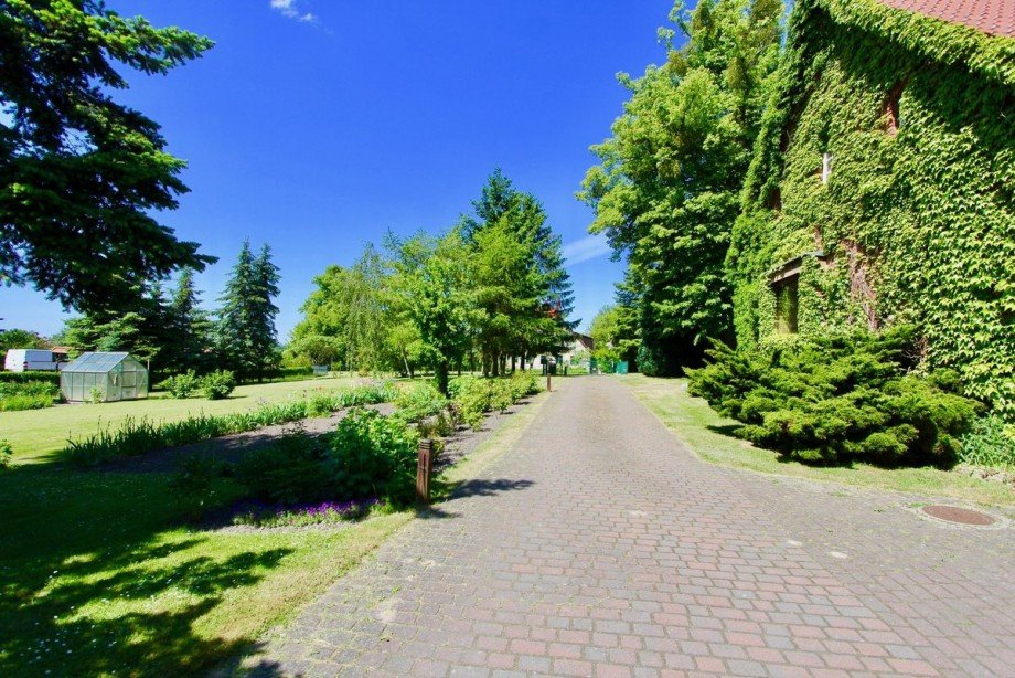 Grundst�ckseinfahrt Zweifamilienhaus C�lpin