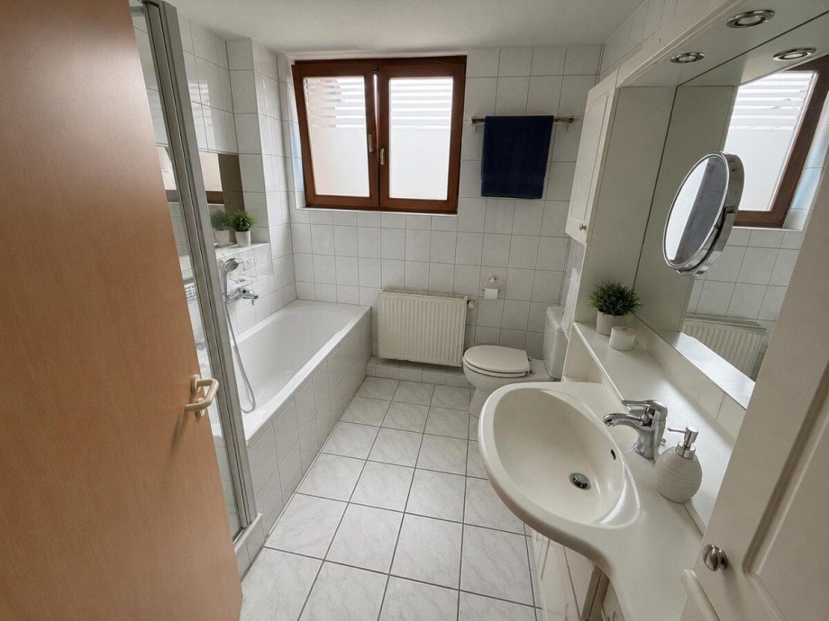 Bad mit Badewanne und Dusche Reihenmittelhaus Neubrandenburg