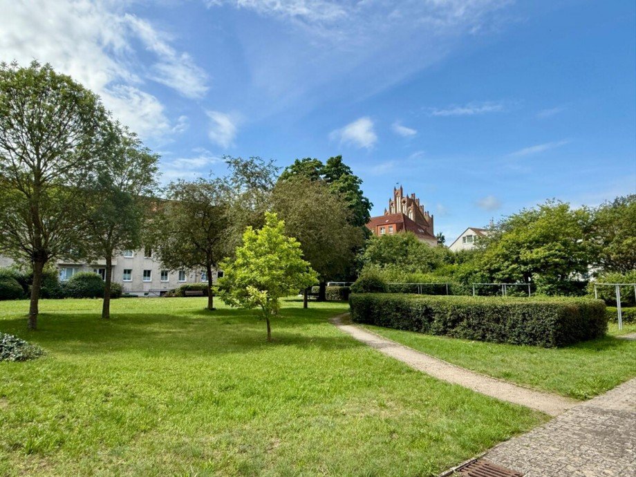 Innenhof im Fr�hling / Sommer Etagenwohnung Neubrandenburg