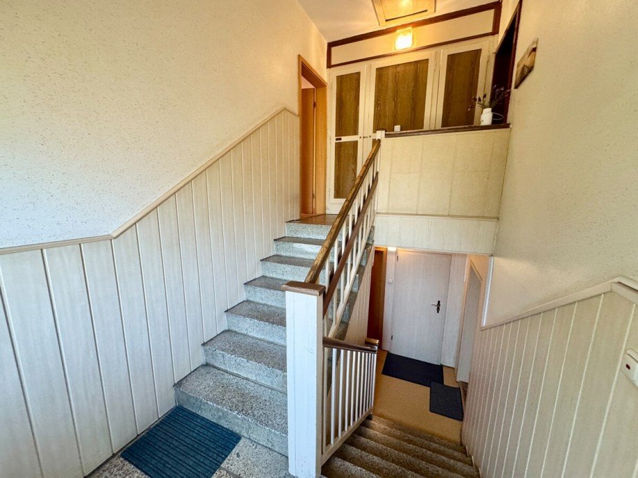 gemeinschaftlicher Hausflur und Zugang zur 1. und 2. Wohnung Zweifamilienhaus Neubrandenburg
