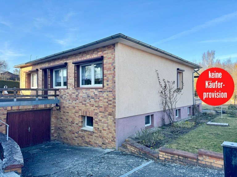 Hausansicht linke Seite Strasburg Einfamilienhaus HORN IMMOBILIEN ++ ein gro�es Haus mit gro�em Grundst�ck und voll unterkellert in Strasburg (Uckerm)