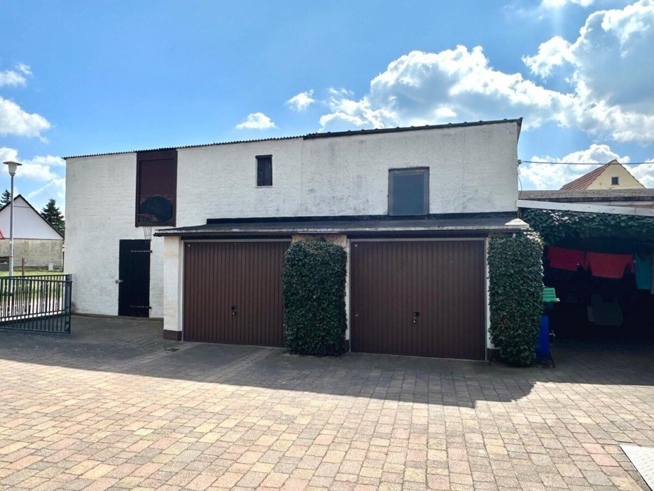 Nebengeb�ude mit zwei Garagen und Carport Einfamilienhaus Wilhelmsburg