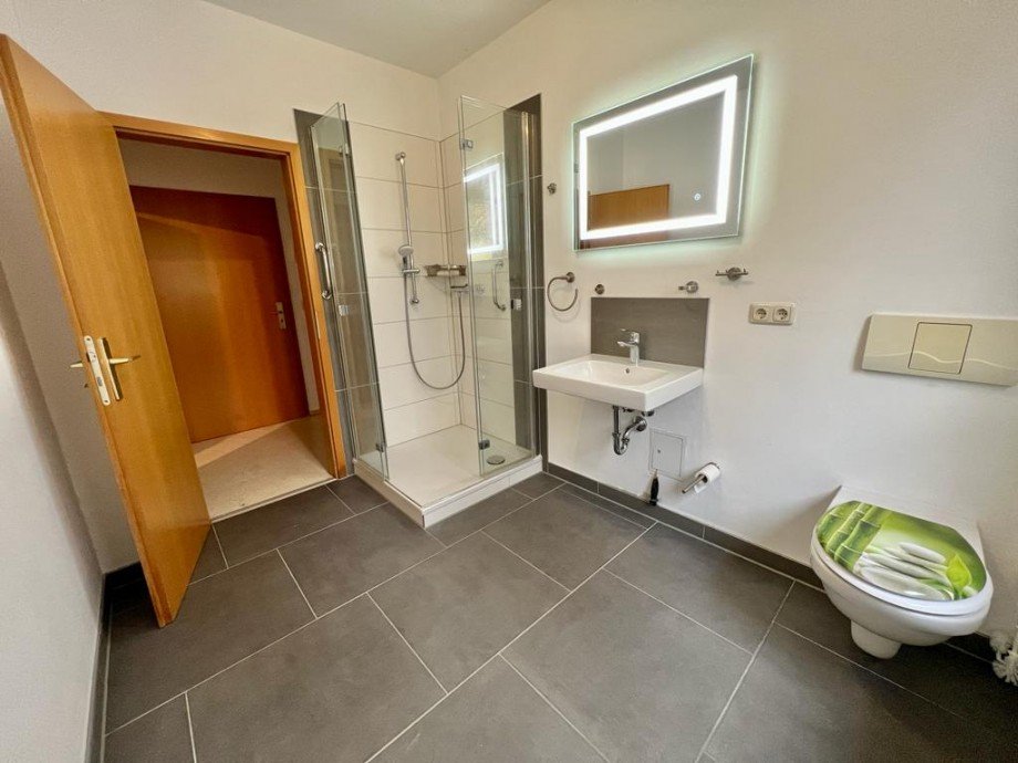 Badezimmer mit Dusche Erdgeschosswohnung Neubrandenburg