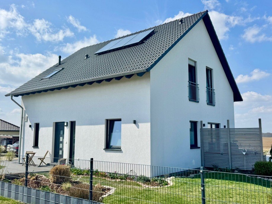 Hausansicht mit Solaranlage Einfamilienhaus Lindetal