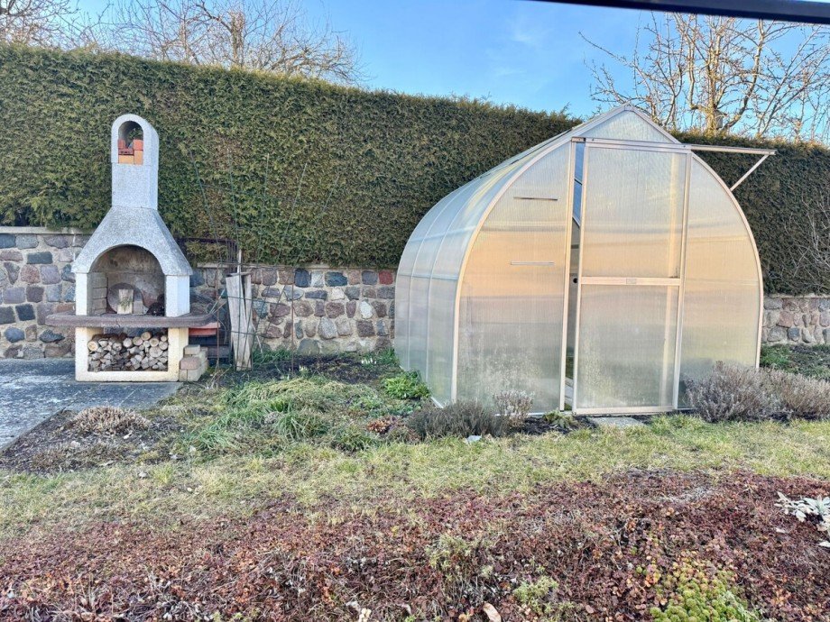 Gew�chshaus + Grillplatz Einfamilienhaus Strasburg