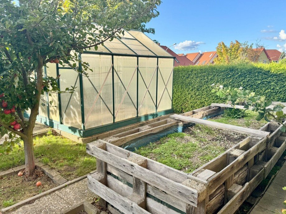 Gew�chshaus und Hochbeet Einfamilienhaus Gro� Nemerow
