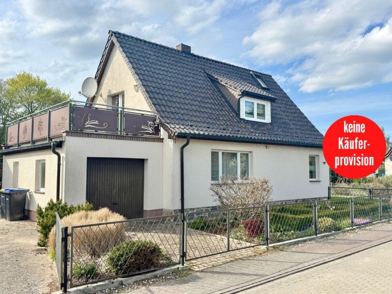 Hausansicht Werder OT Wodarg Einfamilienhaus HORN IMMOBILIEN ++ Haus mit Doppelgarage und Nebengeb�ude in Wodarg bei Altentreptow, ruhige Lage