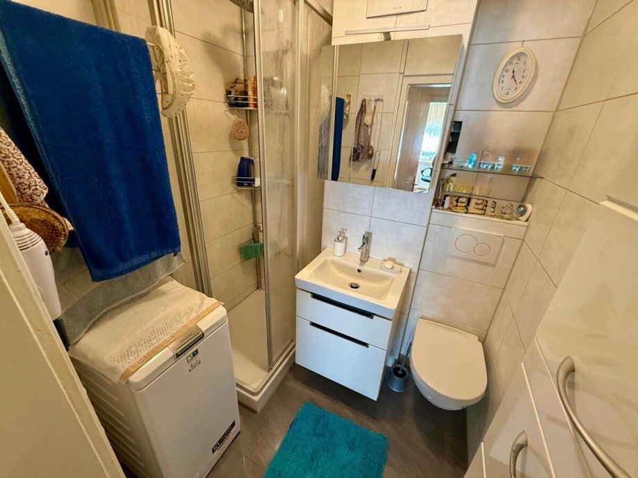 Badezimmer mit Dusche Erdgeschosswohnung Neubrandenburg