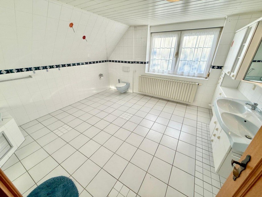 gro�es Badezimmer DG Einfamilienhaus Neuendorf