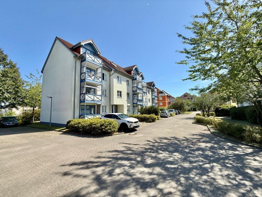 Stra�enansicht Erdgeschosswohnung Neubrandenburg