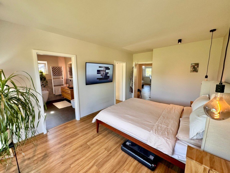 Schlafzimmer mit direktem Zugang zum Bad und zum Ankleidezimmer Einfamilienhaus Sponholz