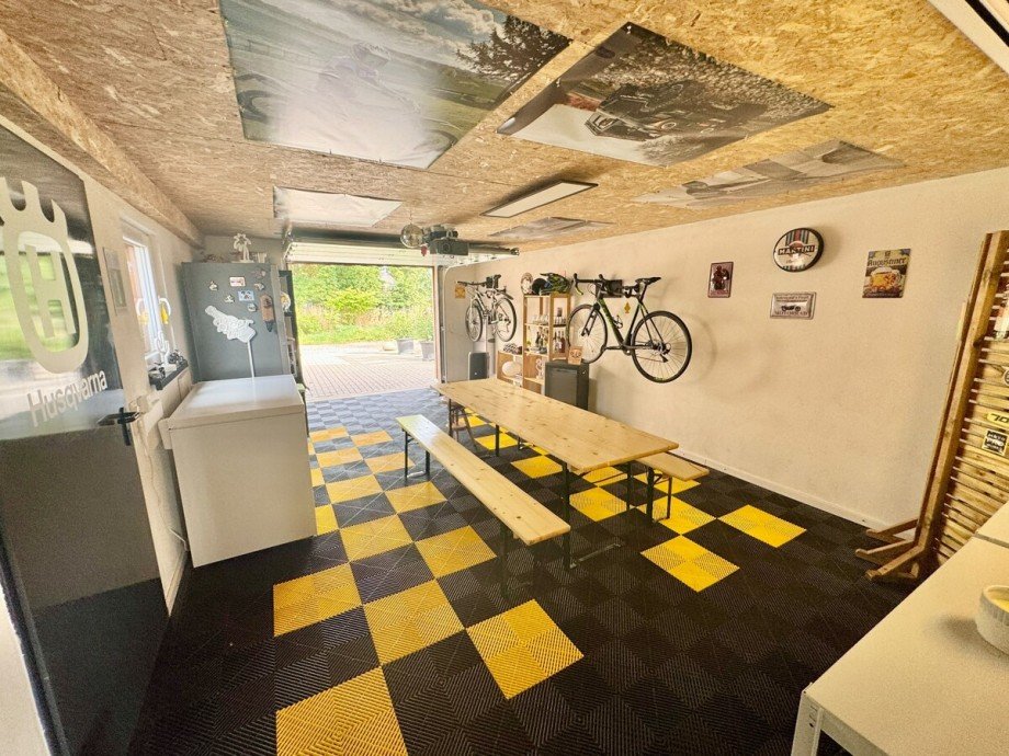 Garage mit elektrischem Rolltor Doppelhaush�lfte M�llenhagen