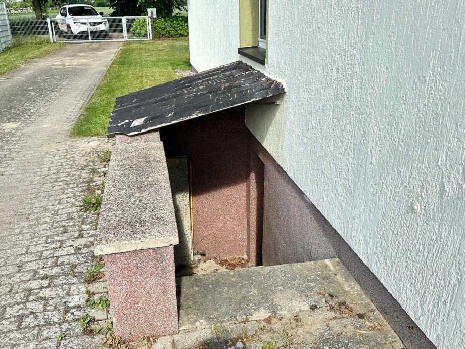 Au�eneingang Keller Haus Ducherow