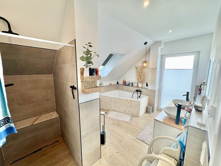 Bad mit Dusche und Wanne Einfamilienhaus Lindetal