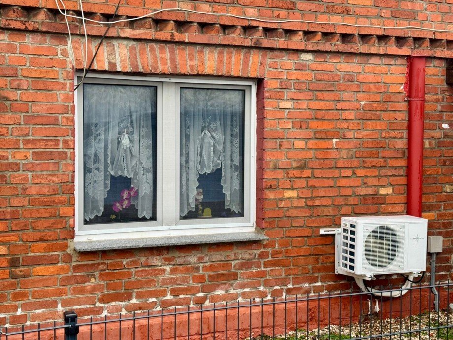 Detail Fenster und Klimager�t Reihenendhaus Jatzke