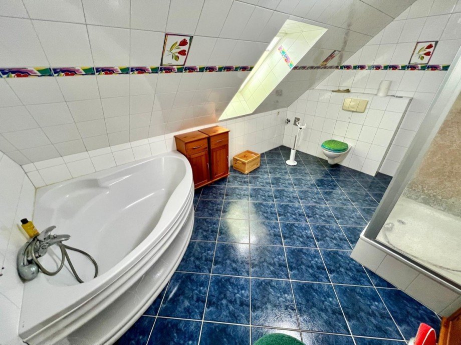 Bad DG mit Badewanne und Einfamilienhaus Neubrandenburg