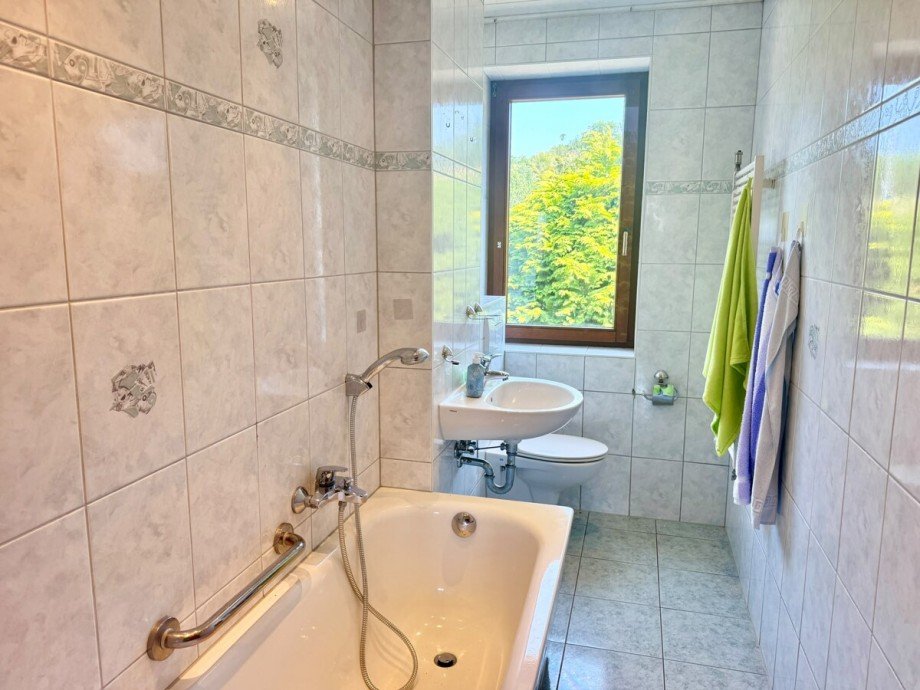 Bad 1. Wohnung Zweifamilienhaus Neubrandenburg