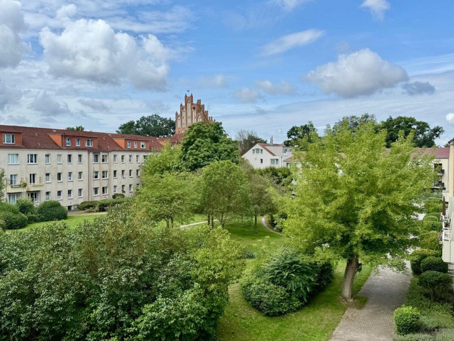Innenhof im Fr�hling / Sommer Etagenwohnung Neubrandenburg