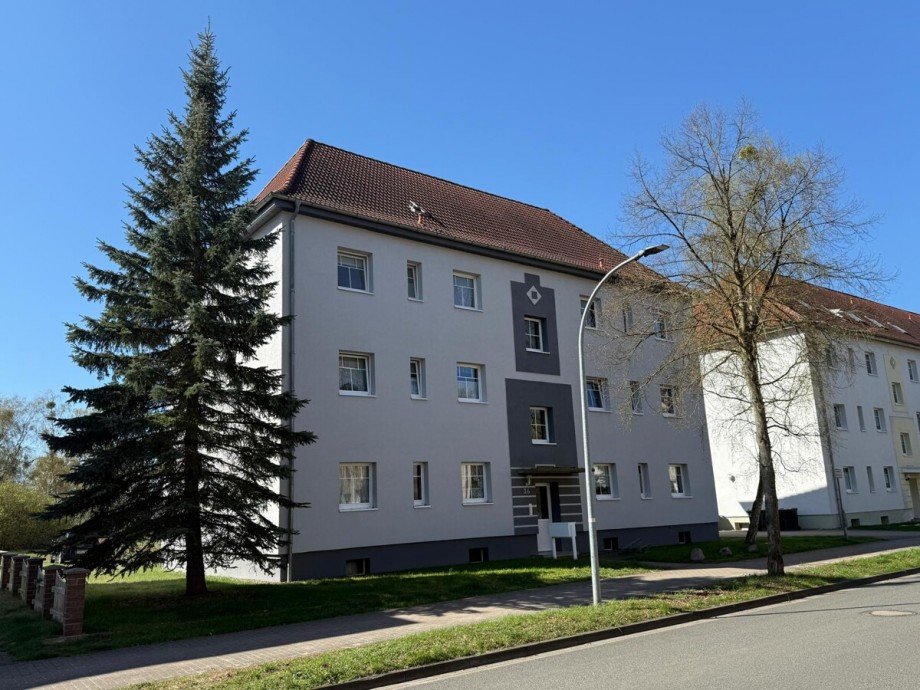 Stra�enansicht Mehrfamilienhaus Neustrelitz