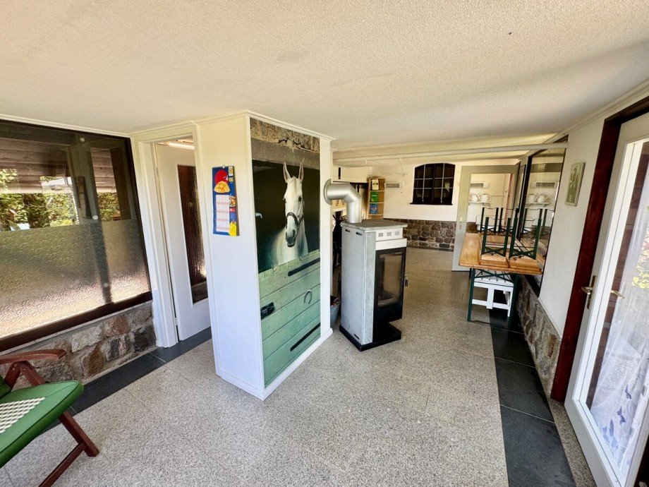 Nebengeb�ude innen mit Kamin und Partyraum Einfamilienhaus Strasburg