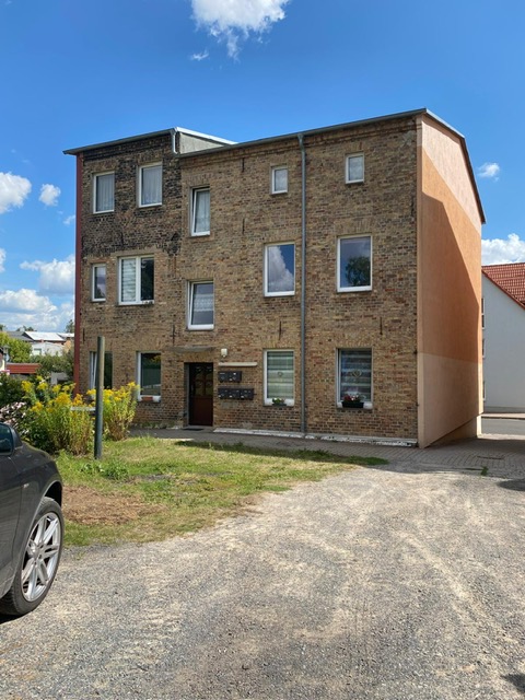 Hausansicht R�ckseite Mehrfamilienhaus Strasburg
