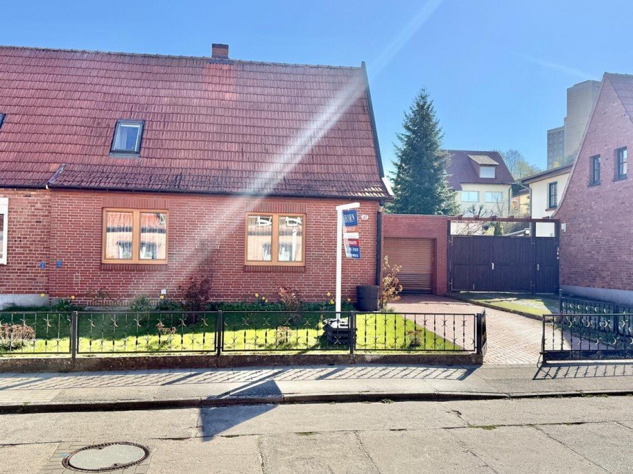 Stra�enansicht Doppelhaush�lfte Neubrandenburg