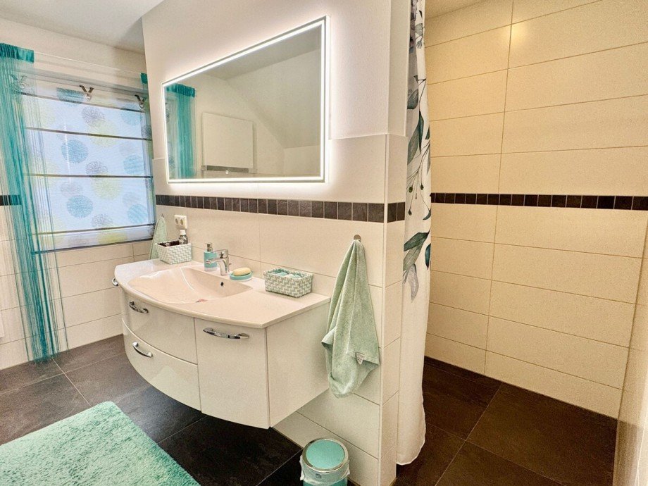 Hauptbad mit gro�er Dusche Einfamilienhaus Neustrelitz