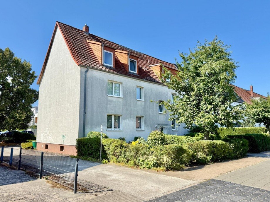 Stra�enansicht Etagenwohnung Neubrandenburg